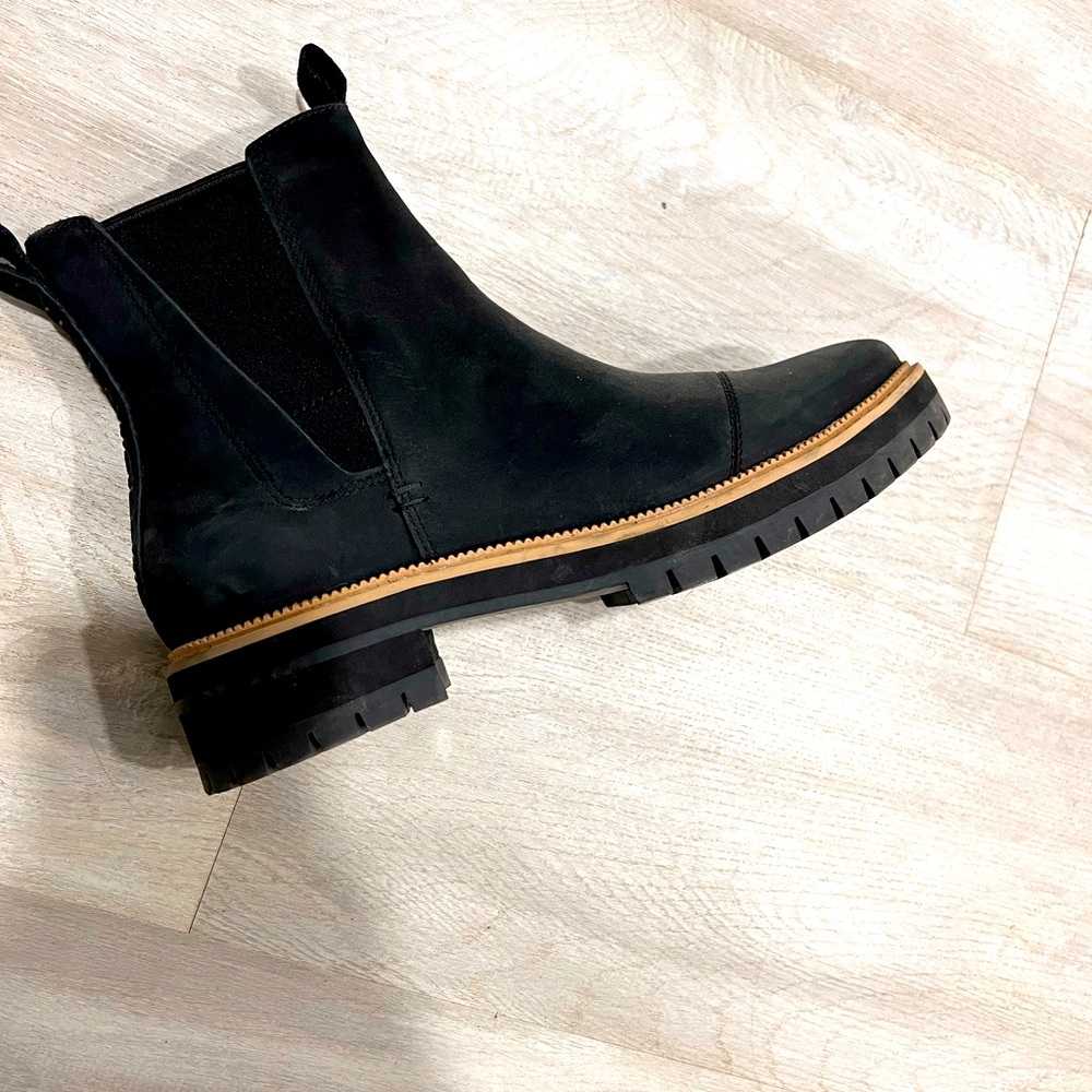 Toms Black Chelsea Lug Sole Boots with Tan Trim - Picture 2 of 5